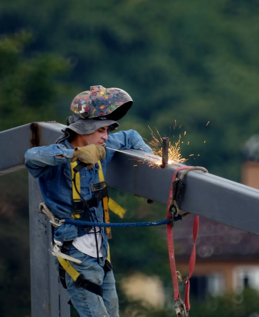 Técnico trabajando en altura sobre una estructura metálica